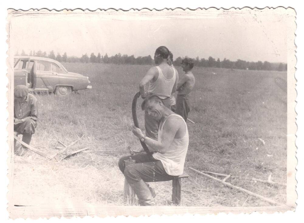 Фотография. Чарыков И.В. на воскреснике, лето 1965 г. (из личного архива Чарыковой Н.И.).