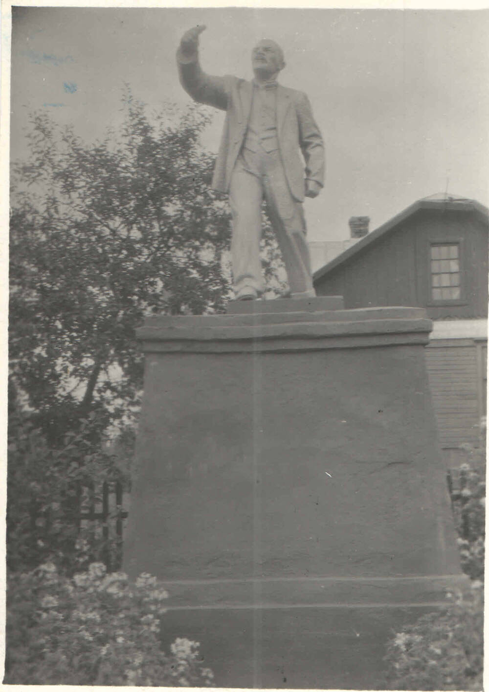 Фото. Памятник Ленину у старого здания Райисполкома, 1969 г.