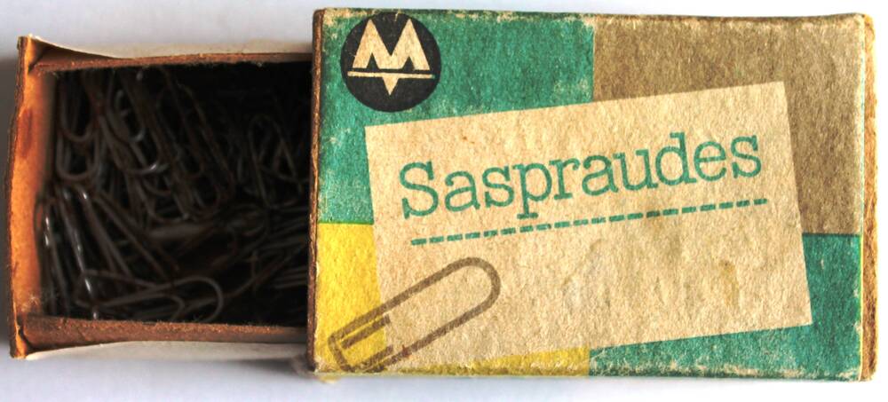 Коробка со скрепками saspraudes