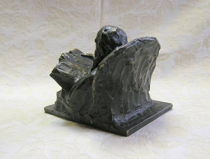 Скульптура. Лев Толстой читает в кресле