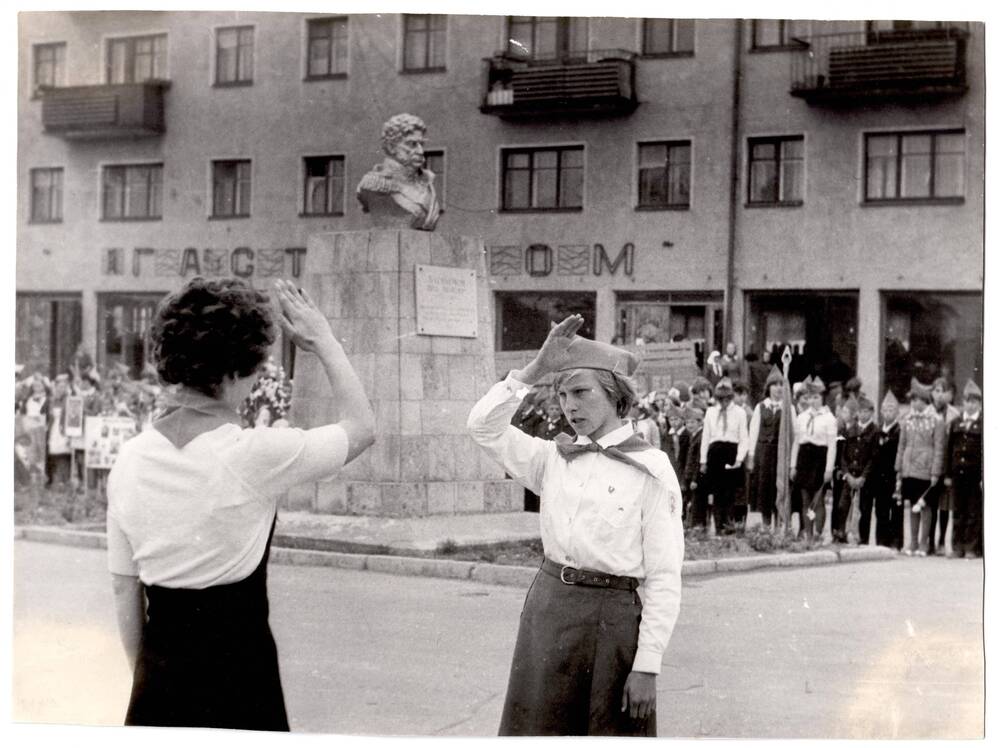 Фотография. День пионерии 19 мая 1983 г. в Багратионовске. Лариса Каравашкова принимает рапорт (из личного архива Ливоненко И.П.).