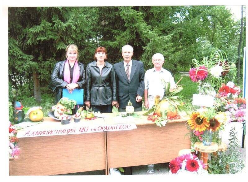 Фотография групповая. Глава МО р.п. Ордынское Игнатенко Василий Гаврилович со своими коллегами.