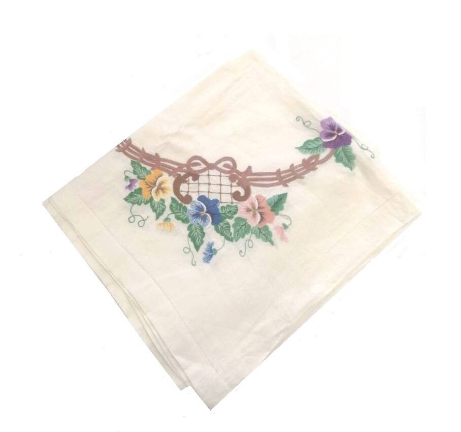 Салфетка с мережкой и вышитым цветочным орнаментом