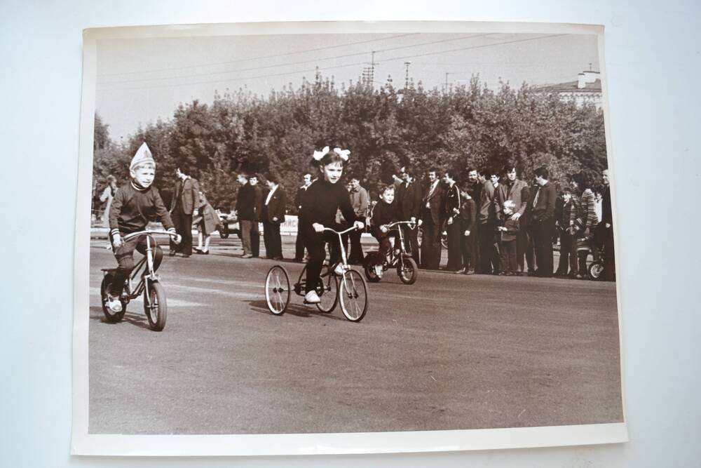 Фото. 
 «Детская велогонка». 
1976 г. г. Горький Московский район.