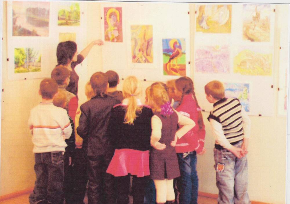 Фотография цветная сюжетная. Дети на экскурсии в выставочном зале музея, с. Ромны.