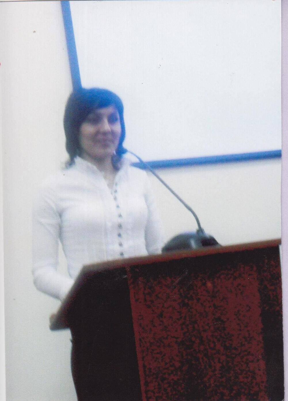 Фотография цветная сюжетная. Пихтерёва Ж.В. выступает на конференции в Амурском областном музее.