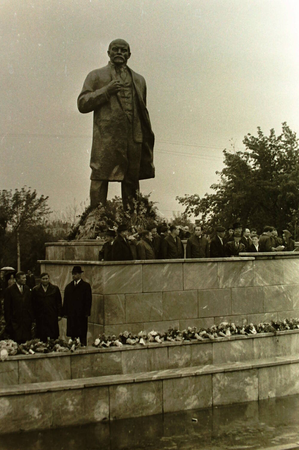 Негатив У памятника В.И. Ленину 350-летие г. Урюпинска, фото 
А. Праздникова