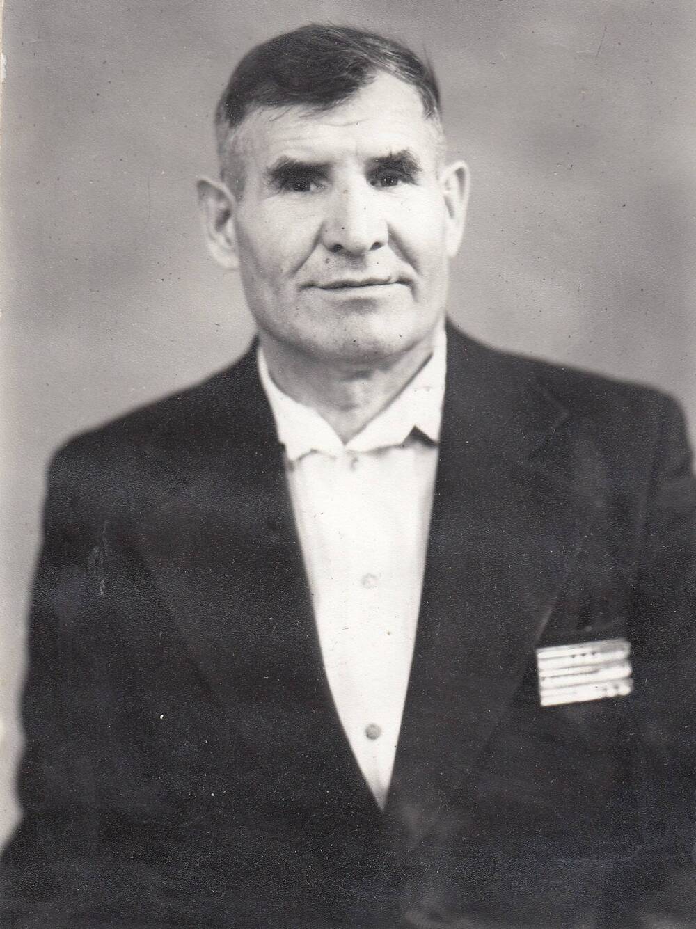 Фотография черно-белая с изображением поясного портрета Макаева Александра Яковлевича.