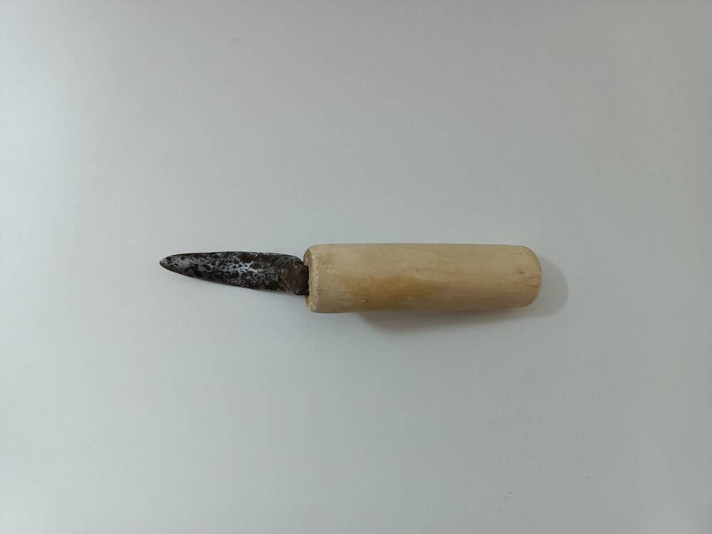 Кочедык –  инструмент для плетения лаптей с полукруглым металлическим крюком, деревянной цилиндрической ручкой