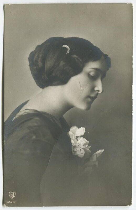 Письмо почтовое открытое (художественная не маркированная (безмарочная) почтовая фотооткрытка ) с изображением женщины с цветком.