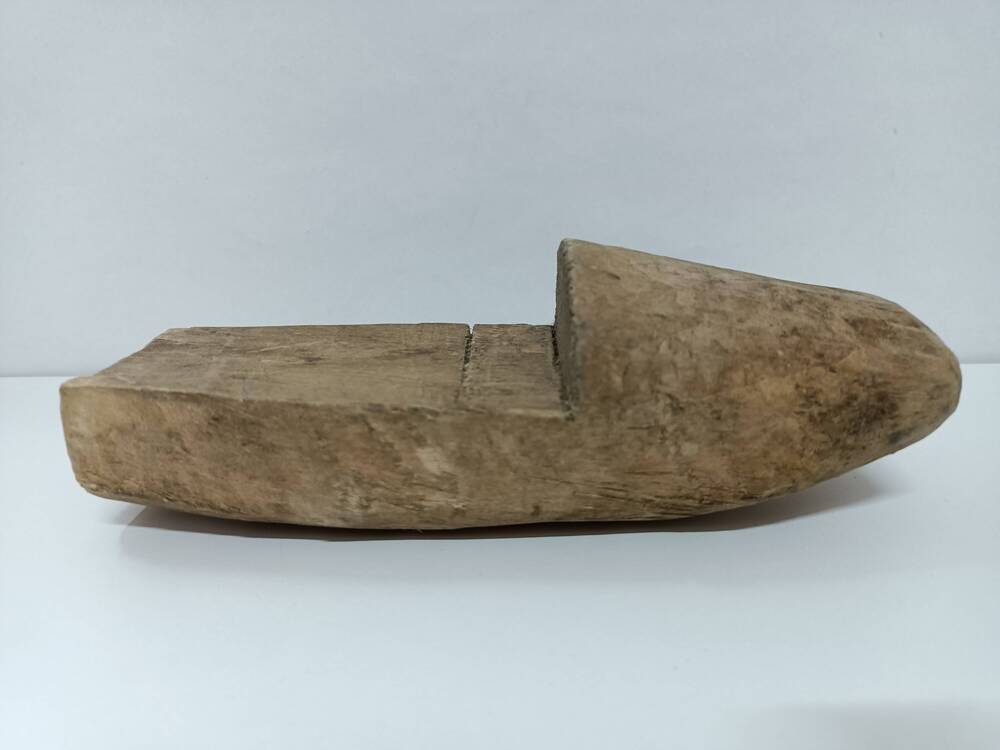 Колодка деревянная - приспособление для поддержания формы лаптя в процессе его изготовления