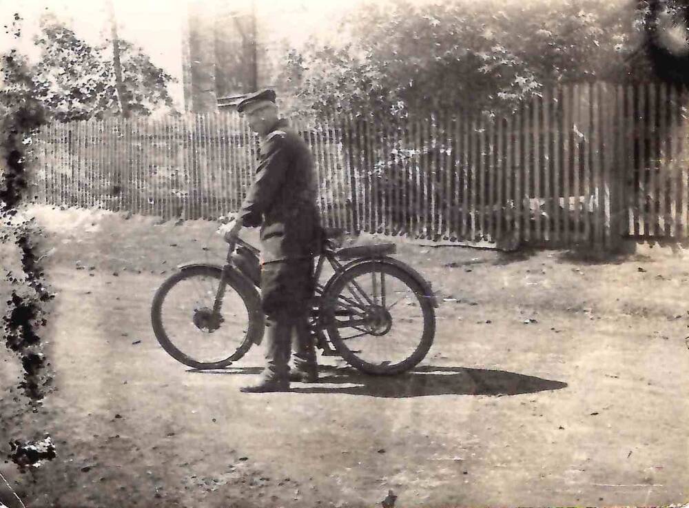 Фотография С.П. Титов на велосипеде
