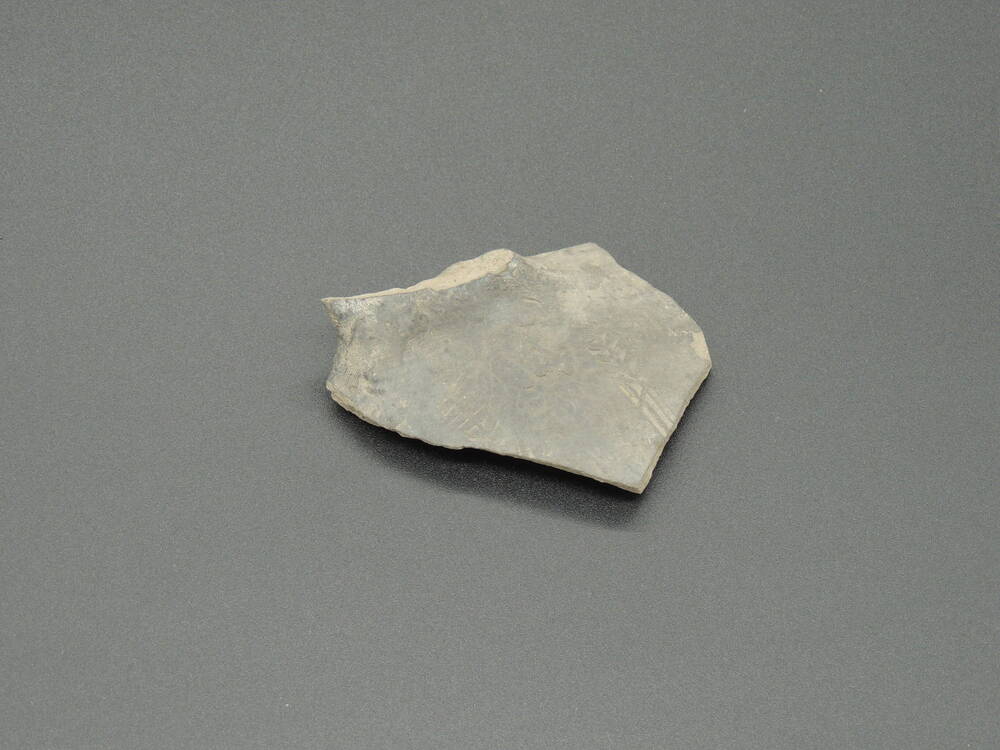 Фрагмент керамики с орнаментом в виде полосок «елочка»