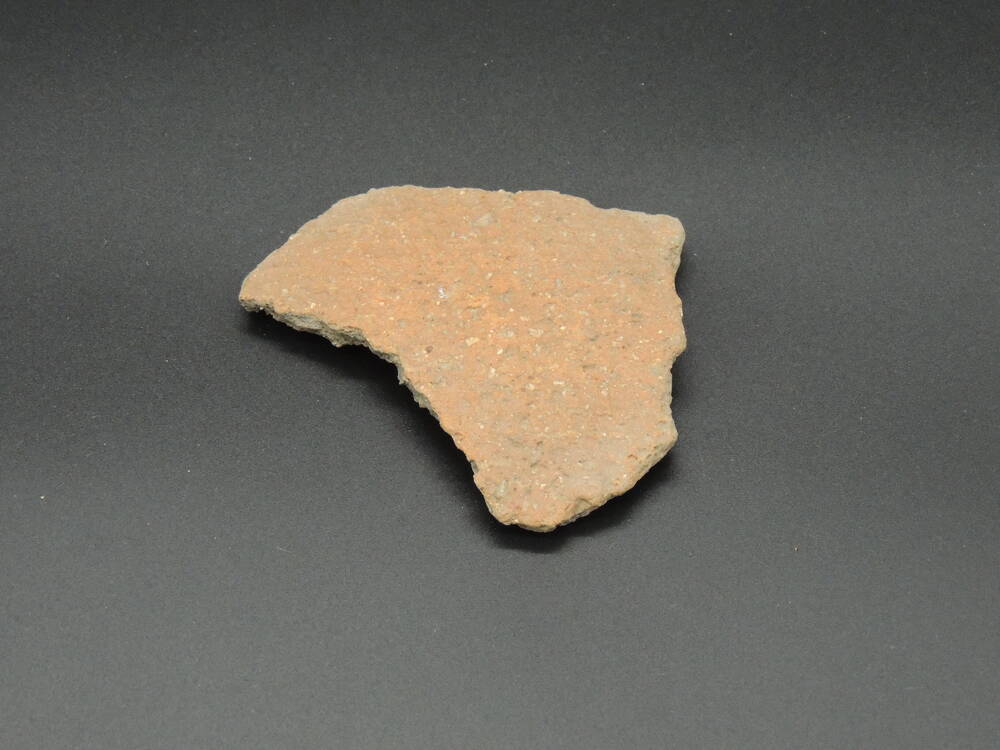 Фрагмент керамики с рельефным орнаментом - оттиск ромбов (менее 1 мм)