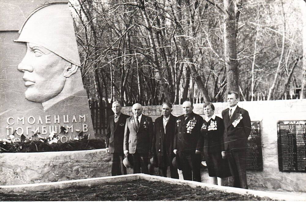 Фотопортрет групповой: фронтовики Смоленской райбольницы у мемориала войнам-смоленцам.