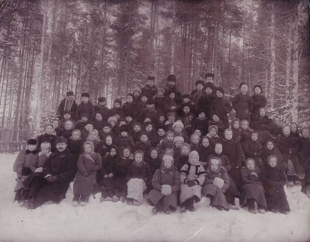 Фотография групповая. Учителя и учащиеся церковно-приходской школы п. Камешково. 1912 г.