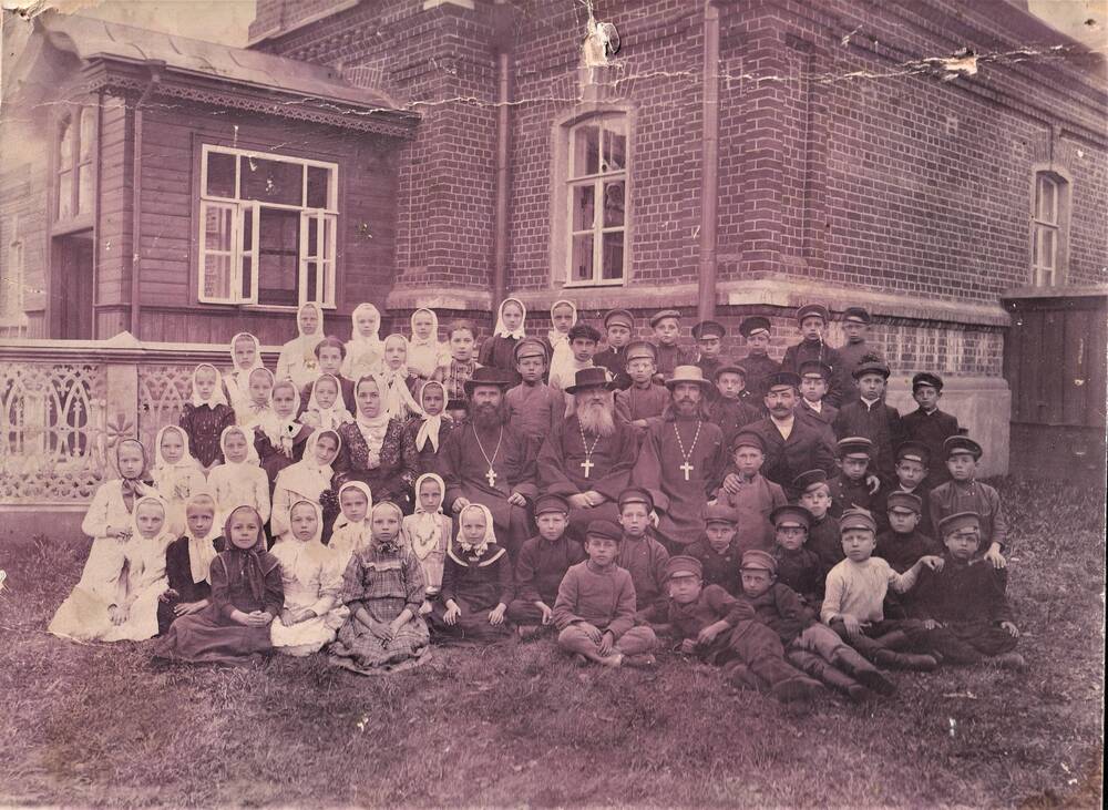 Фотография групповая. Учителя и учащиеся Камешковской церковно-приходской школы на экскурсии в г. Суздале. 1912 г.