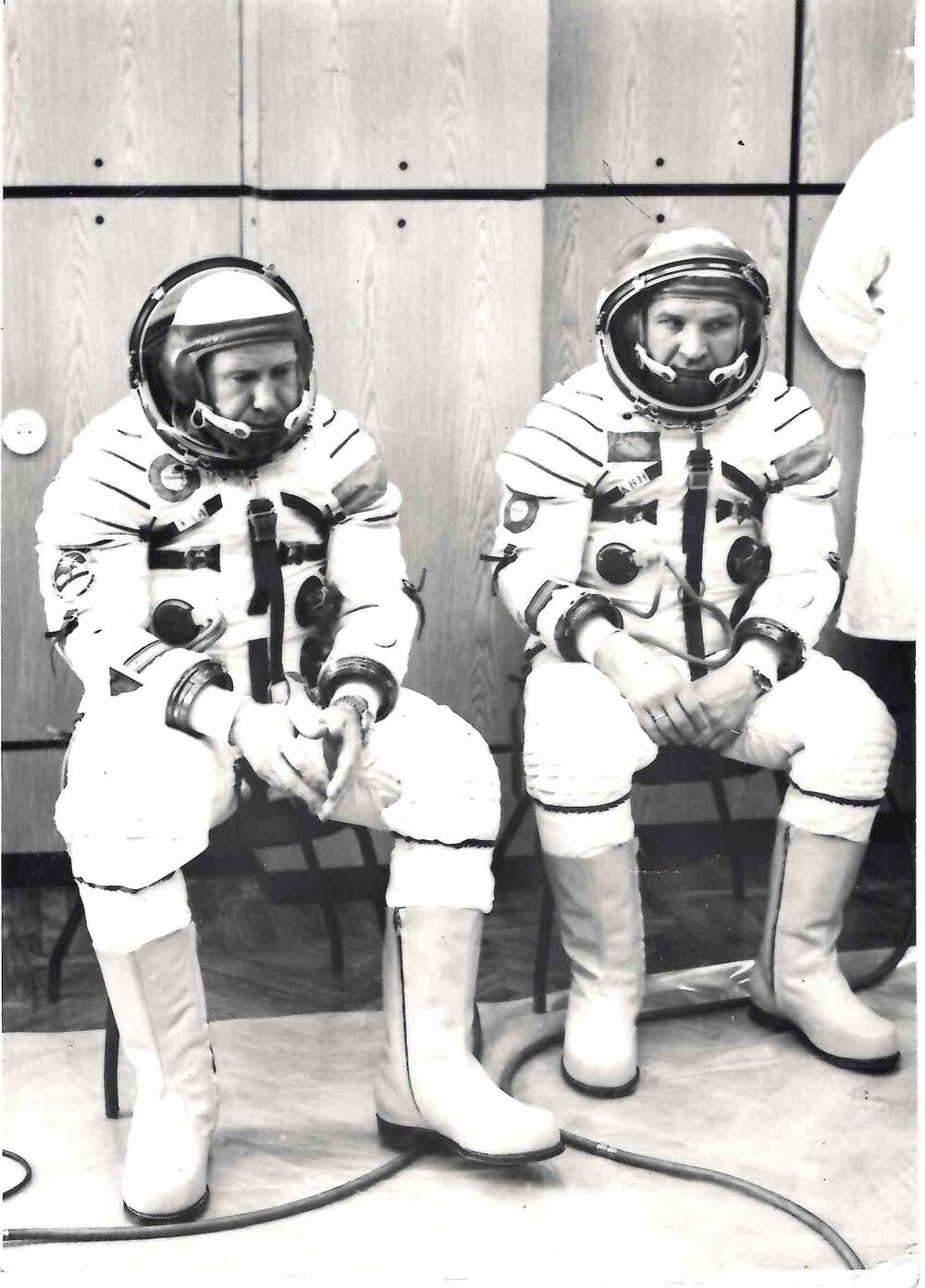 Фотография Космонавты В. Кубасов и А. Леонов перед стартом