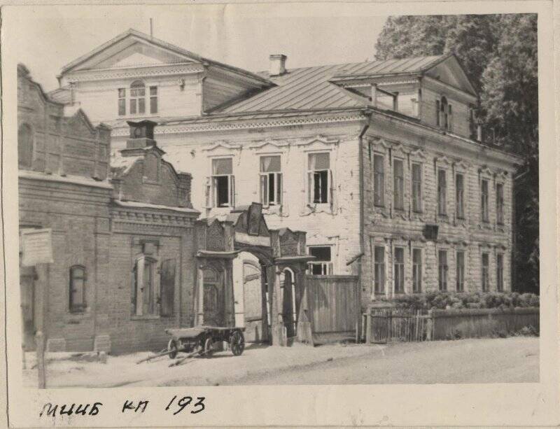 Фотография с изображением здания Иж-Бобьинской школы.