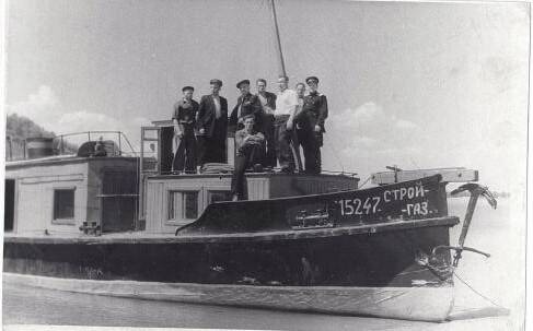 Фото черно-белое. Выезд на место происшествия. На берегу реки Оби около Барнаула. 17 июля 1953 года. 
Третий слева - А.П. Полтавец.