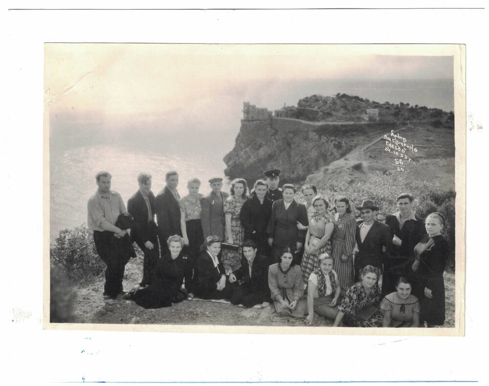 Фотография групповая черно-белая «Экскурсионная группа на фоне «Ласточкиного гнезда».
