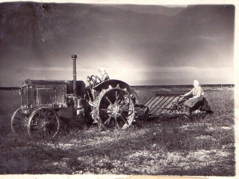 Фотография. Силинская М.В. на тракторе