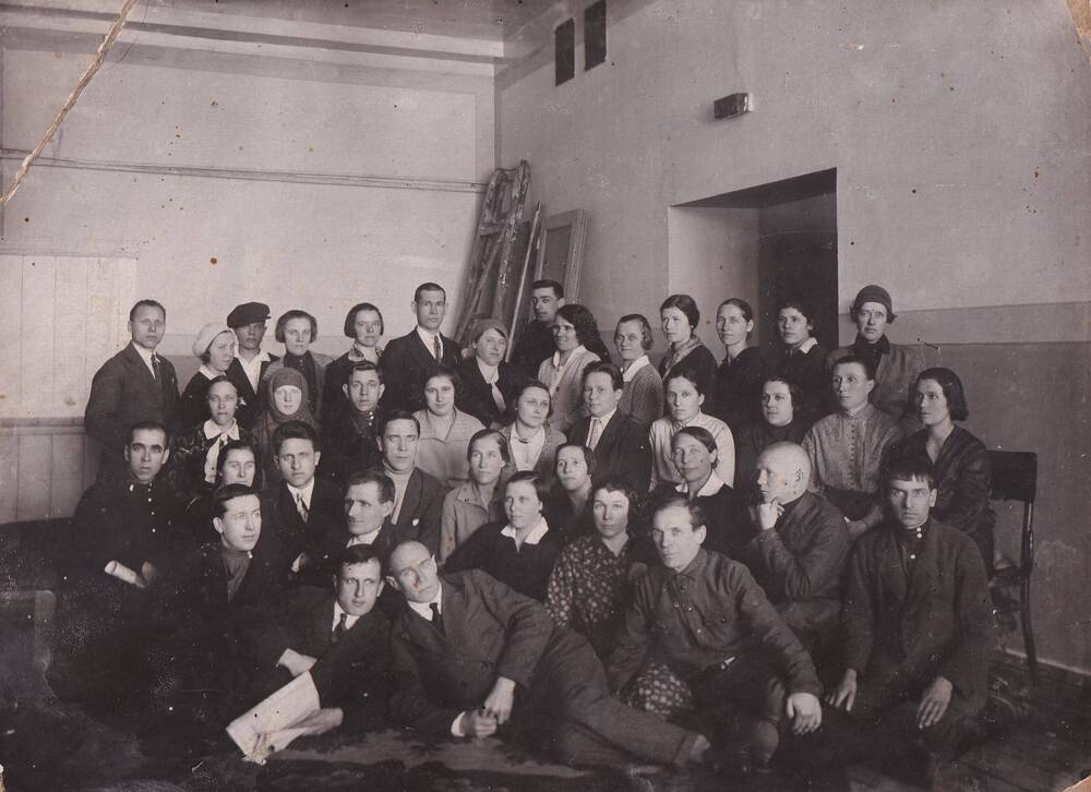 Фотография групповая. На снимке слушатели Стахановской школы.  Руководитель Н.В. Дёмин, в нижнем ряду 1-й с левой стороны. 1935 г.