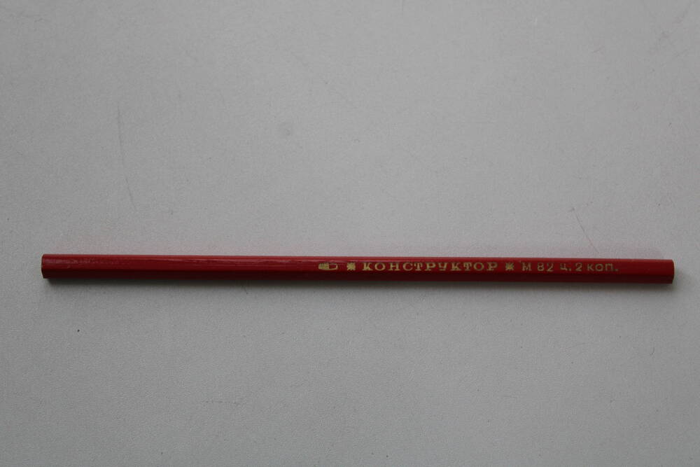 Карандаш красный из набора карандашей «Конструктор»