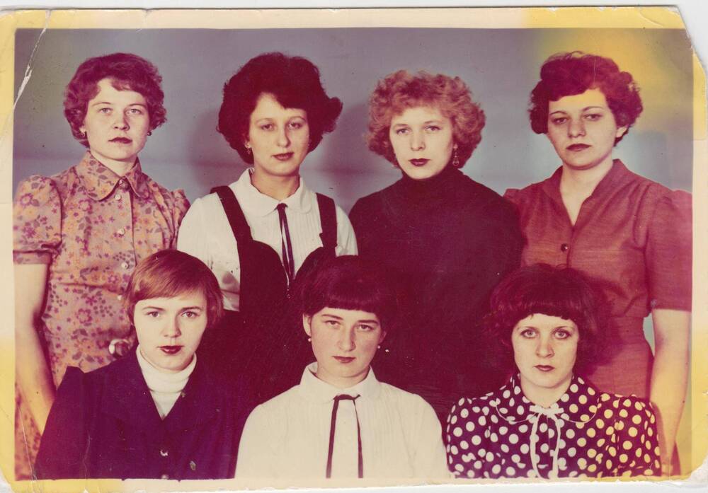 Фотография цветная групповая. Комсомольско-молодёжная бригада по пошиву лёгкой одежды  Ромненского КБО.