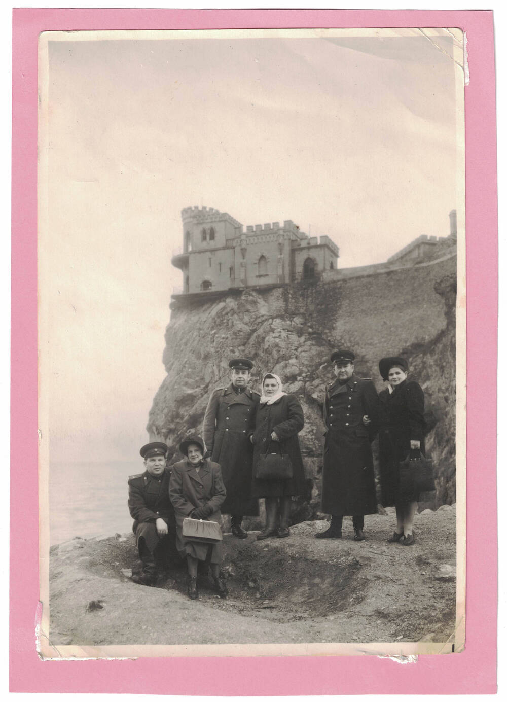 Фотография групповая черно-белая «Офицеры с женами на фоне «Ласточкиного гнезда».