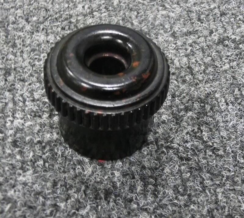 Чернильница черного цвета, пластиковая, в центре имеется отверстие для чернил.