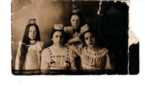 Фотография черно-белая. Утямишева Хадича с родными.