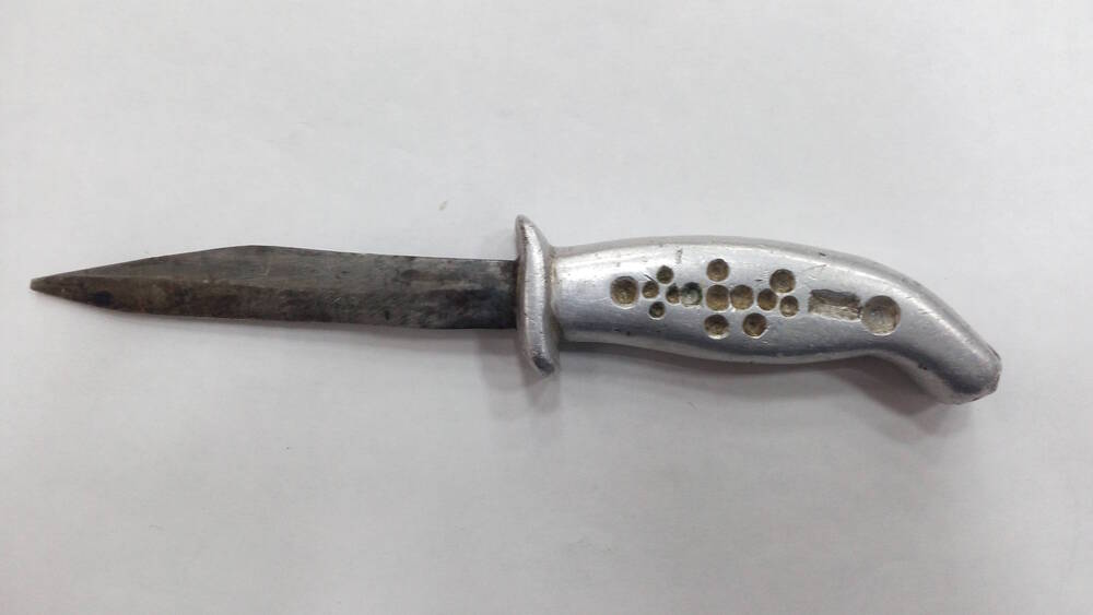 Нож самодельный с загнутой  литой ручкой из белого металла