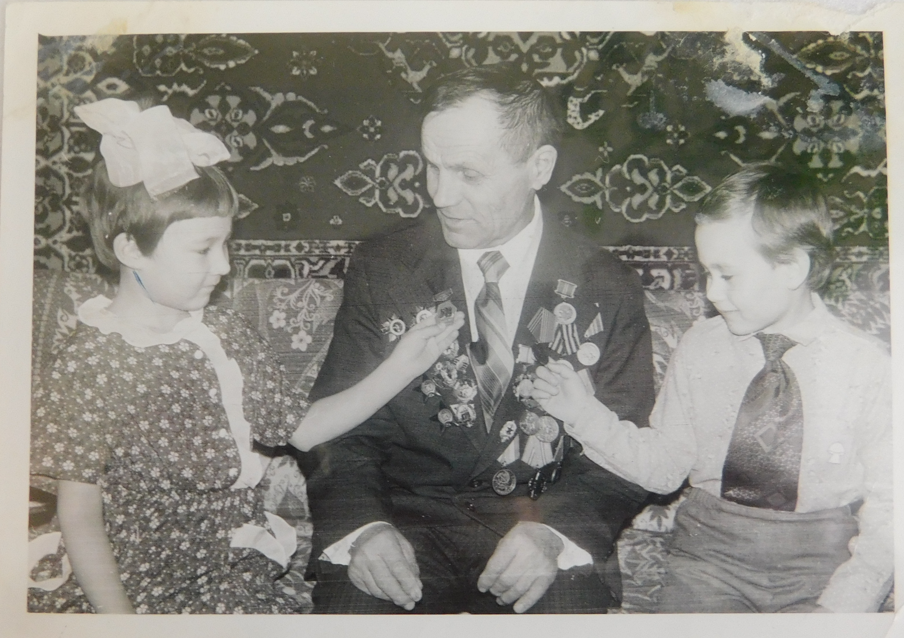 Фотография.
 Ягудин Каюм Халикович с внуками. Изображение чёрно-белое