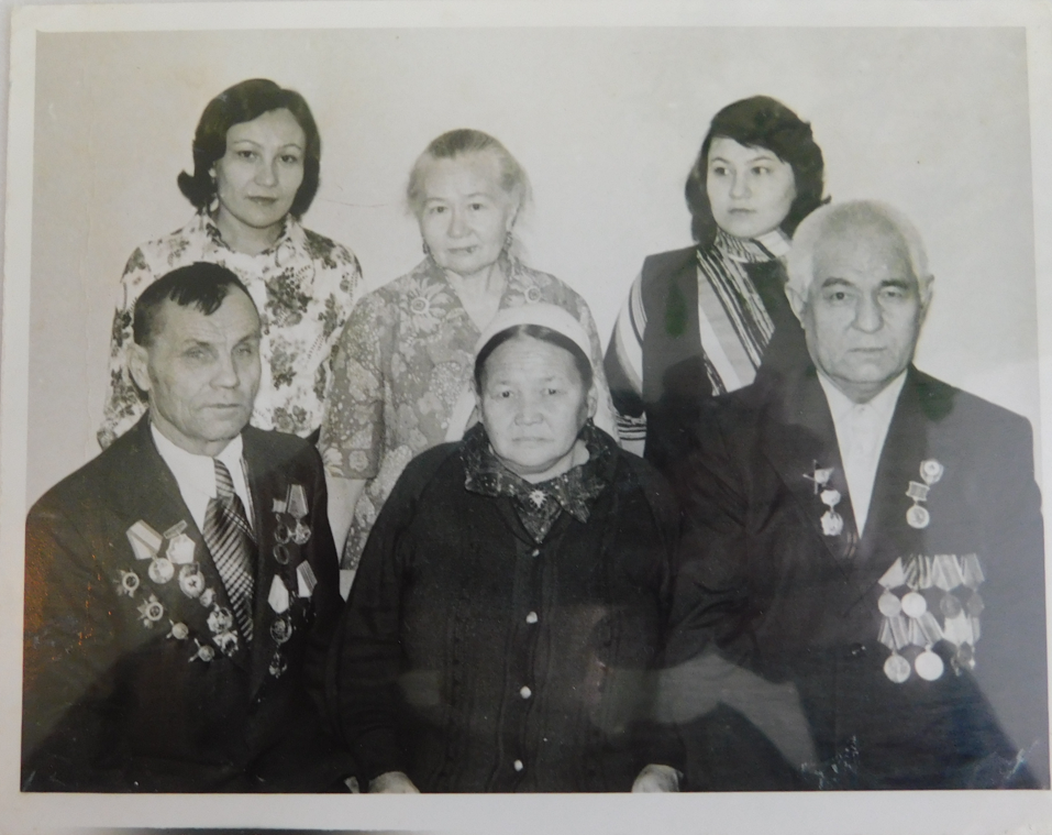 Фотография. 
Ягудин Каюм Халикович с семьёй и фронтовым другом. 1981 год. Изображение чёрно-белое.