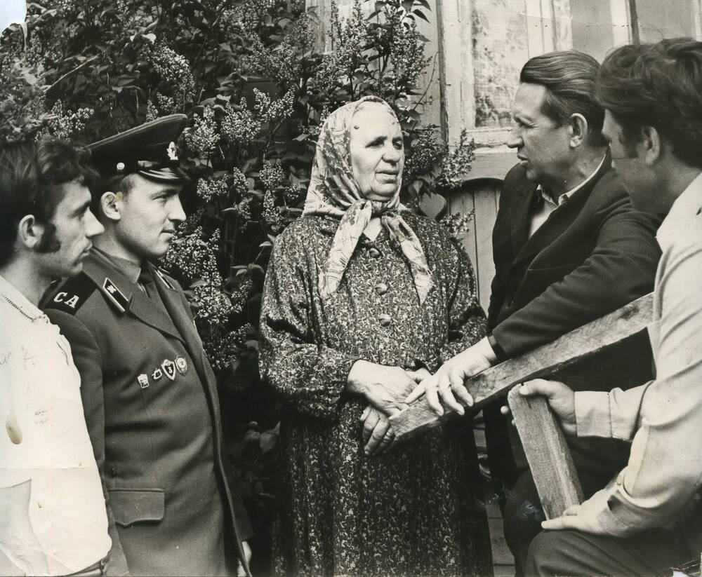 Фотография .Встреча с матерью Героя Советского Союза Гайворонского И.И. Феклой Ефимовной Гайворонской.