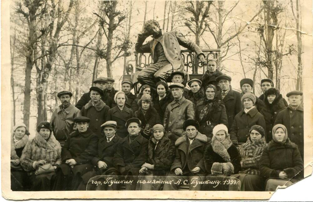 Фото Маслацов Б.И. с группой экскурсантов в Ленинграде у пам. Пушкину