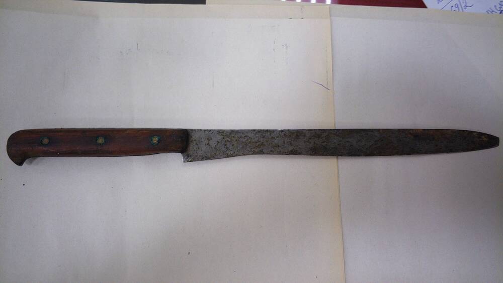 Нож кухонный с деревянной ручкой, изъятый в доме Чикатило