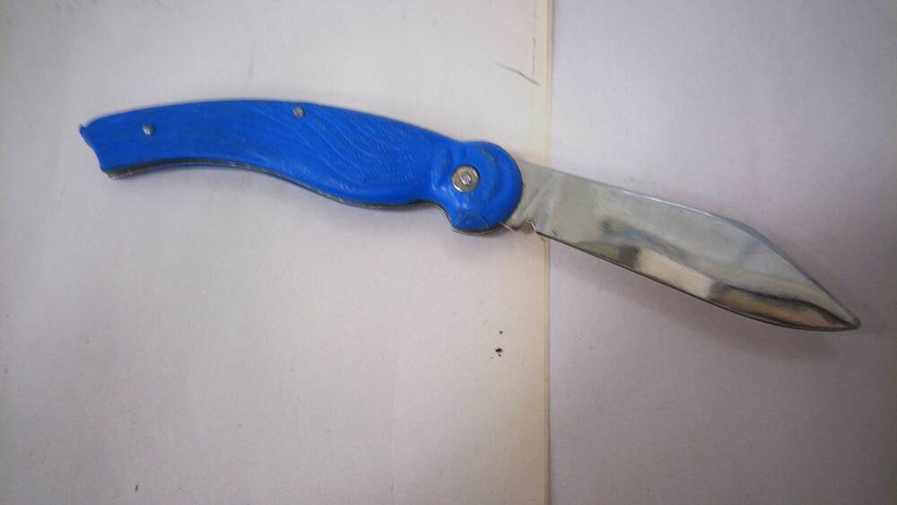 Нож складной с синей пластмассовой ручкой