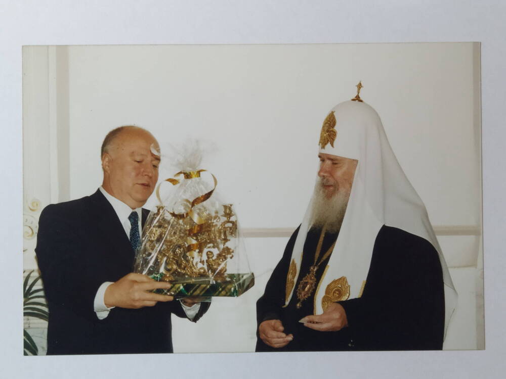Фото. Глава города Самара Г.С.Лиманский вручает подарок патриарху Алексию II .