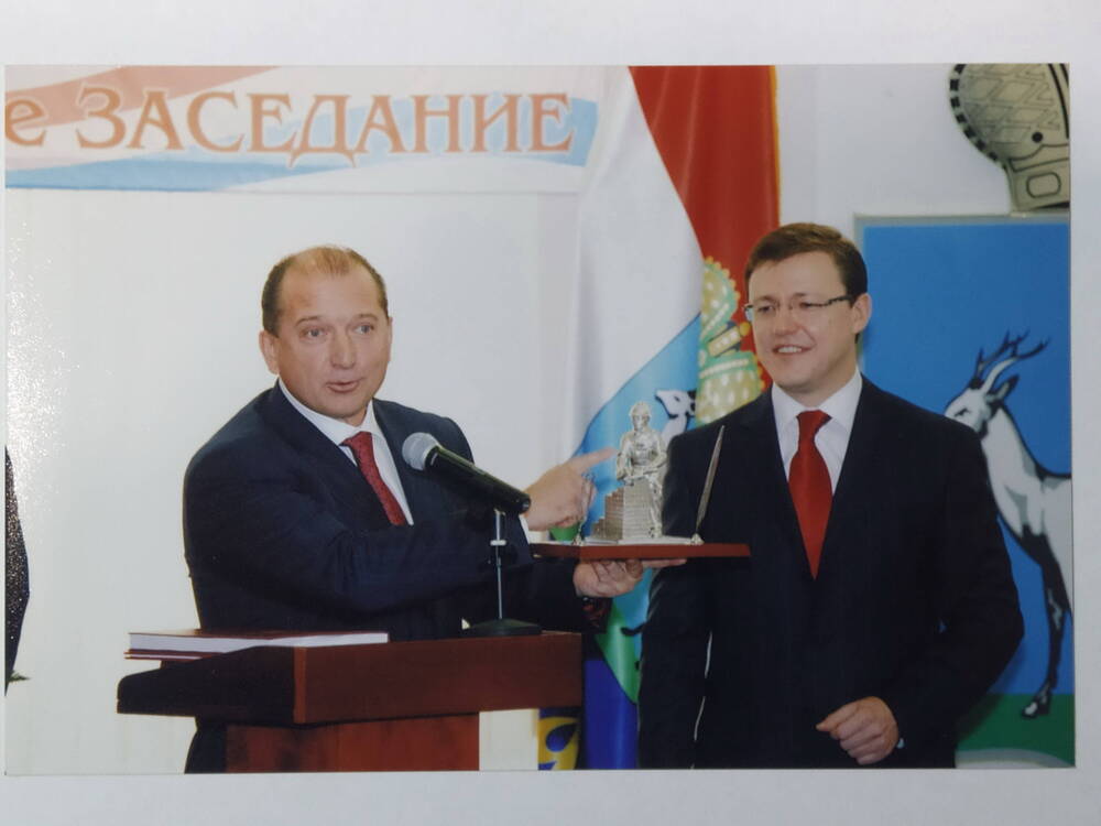 Фото. Губернатор В.В.Артяков поздравляет Д.И.Азарова.
