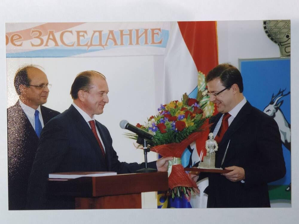 Фото. Губернатор В.В.Артяков поздравляет Д.И.Азарова.