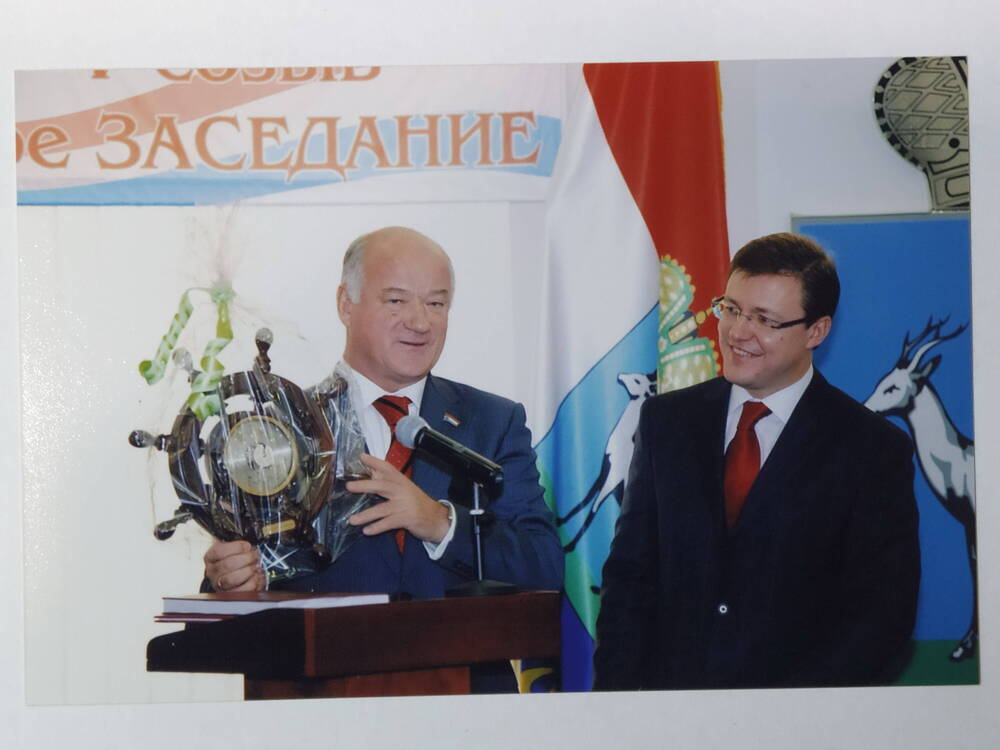 Фото. В.Д.Сазонов вручает подарок Д.И.Азарову.