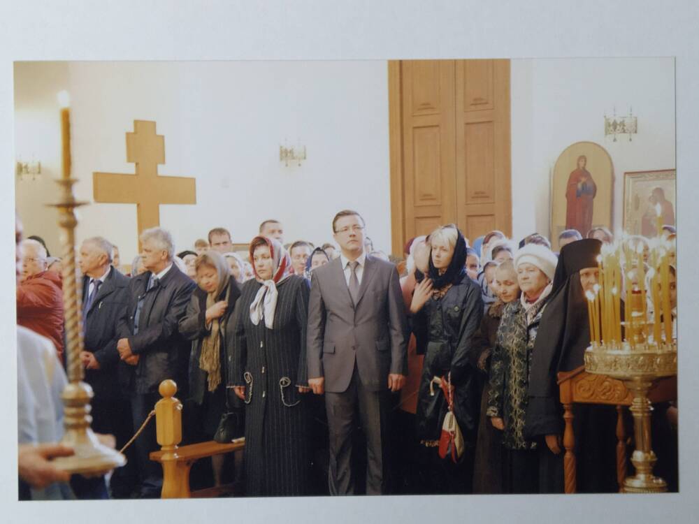Фото. Д.И.Азаров во время богослужения.