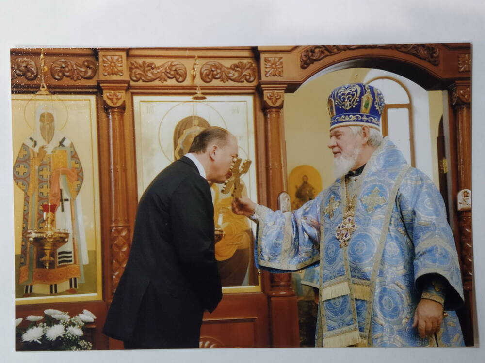 Фото. Губернатор В.В.Артяков целует крест.
