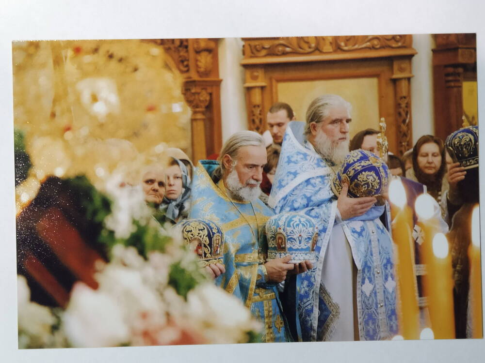 Фото. О.Виктор (Ушатов) и о.Николай (Манихин) во время богослужения.