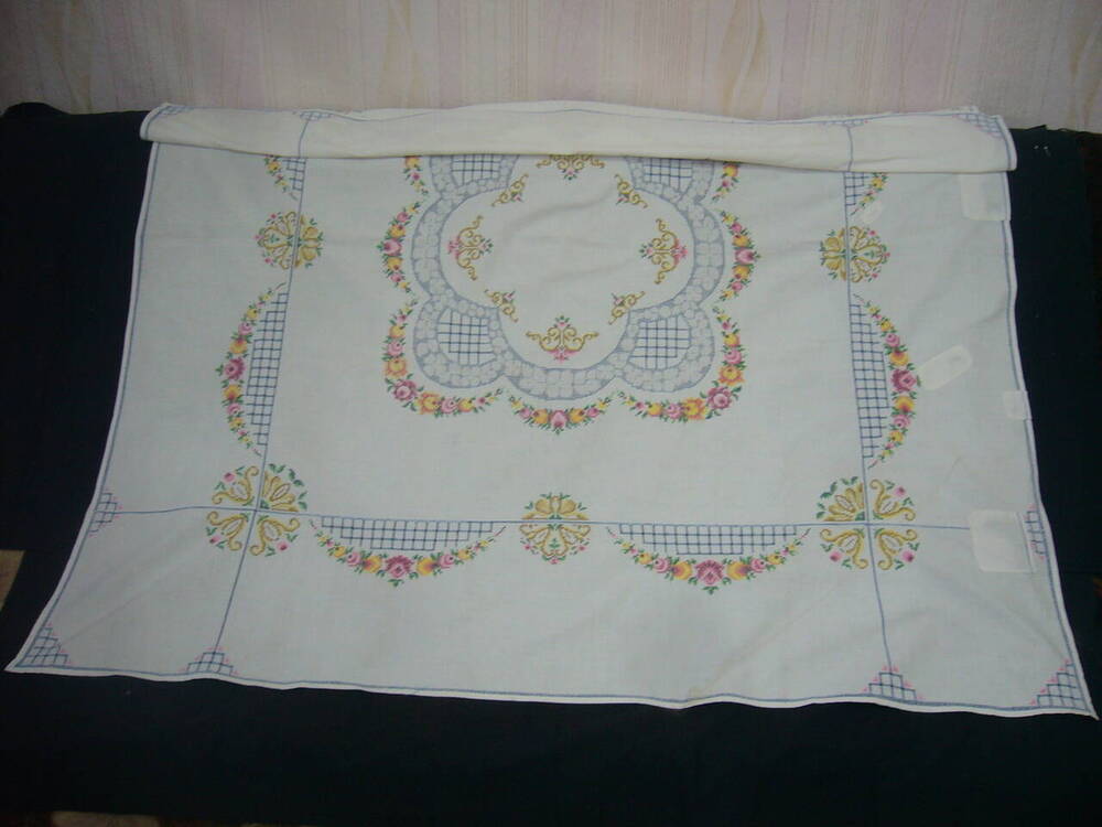 Скатерть белая с комбинированной вышивкой