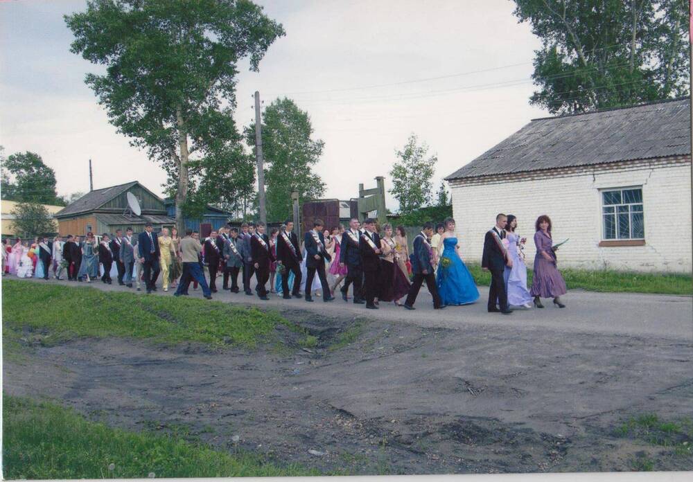 Фотография цветная сюжетная. Шествие выпускников Ромненской школы 2006 года по улице села.
