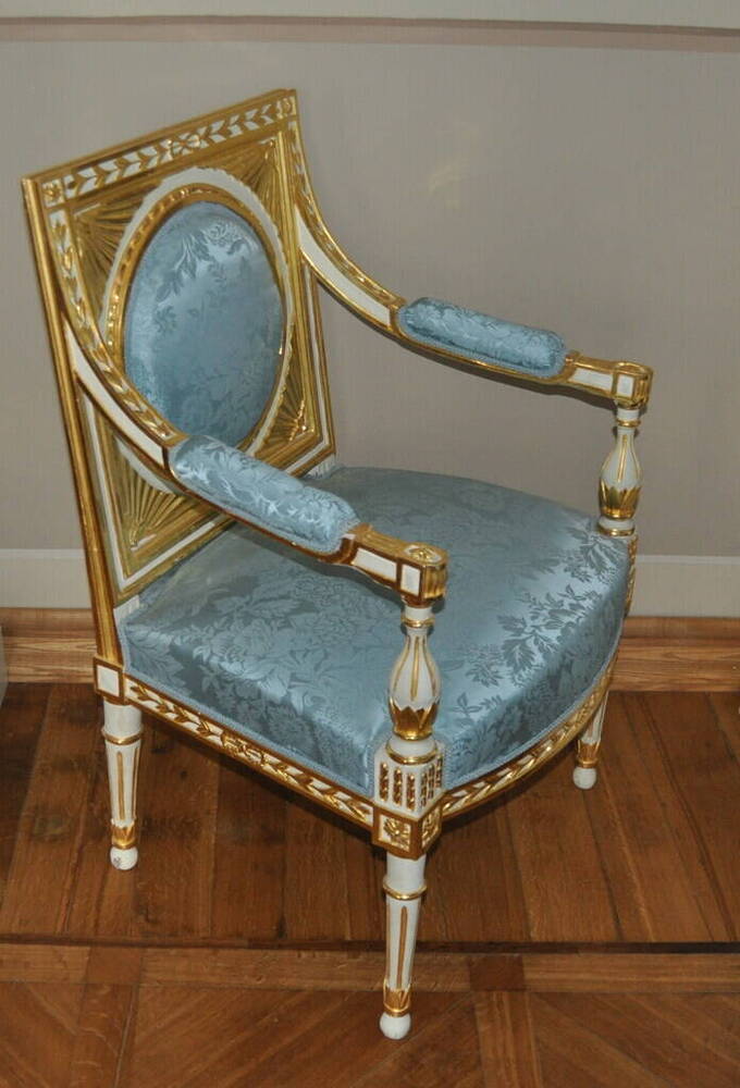 Кресло с прямой спинкой (à la reine), резное, белое, с золочёнными деталями, из гостиного гарнитура.