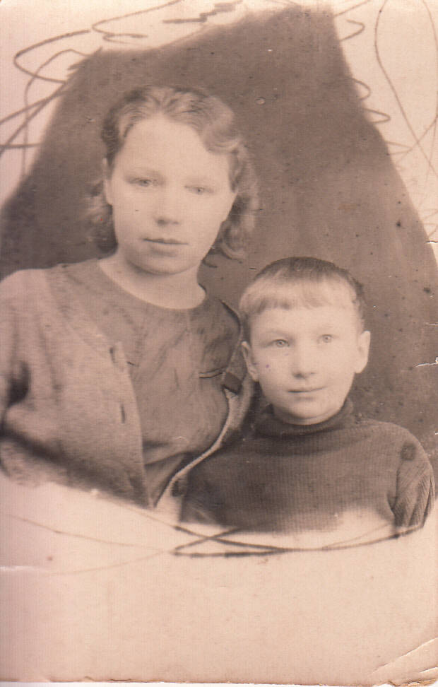Фотография. Хацкевич Александра Андреевна, супруга Хацкевич Ивана Алексеевича, с сыном.